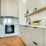 Air Conditioned In With Parking And Bathtub By Renters Warschau