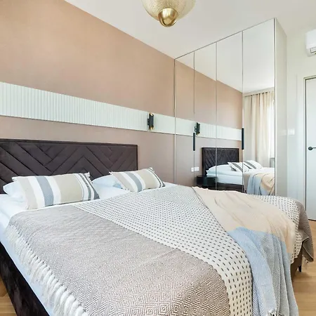 Appartement Air Conditioned In With Parking And Bathtub By Renters Varsovie