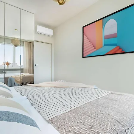 Air Conditioned In With Parking And Bathtub By Renters ורשה