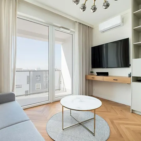 Air Conditioned In With Parking And Bathtub By Renters * ורשה