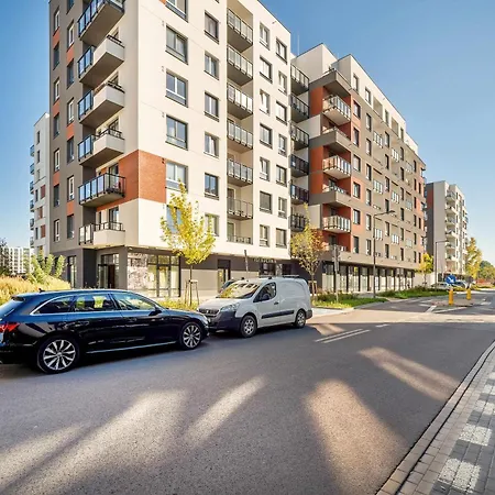 Air Conditioned In With Parking And Bathtub By Renters דירה ורשה