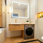 Air Conditioned In With Parking And Bathtub By Renters Lägenhet *