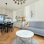 Air Conditioned In With Parking And Bathtub By Renters * Warszawa
